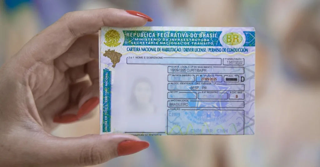 Motorista parado tambem leva multa 6 infracoes que custam caro e podem suspender a CNH