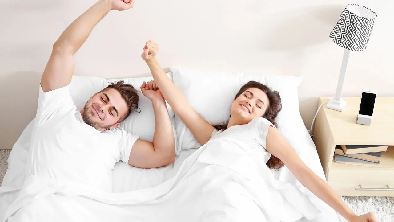 Acordar antes do alarme exige decisão rápida para o cérebro