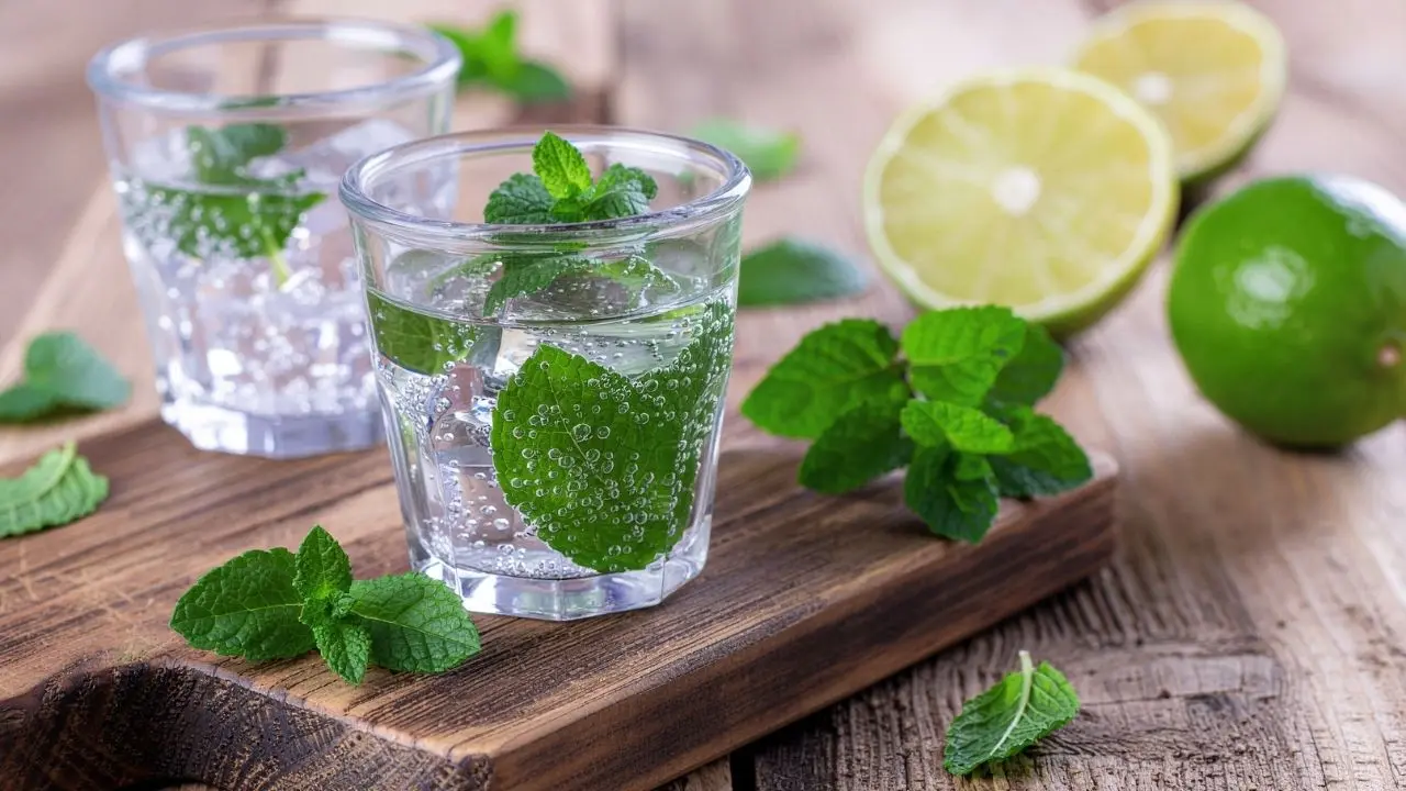 Beber água com gás todo dia traz benefícios e riscos