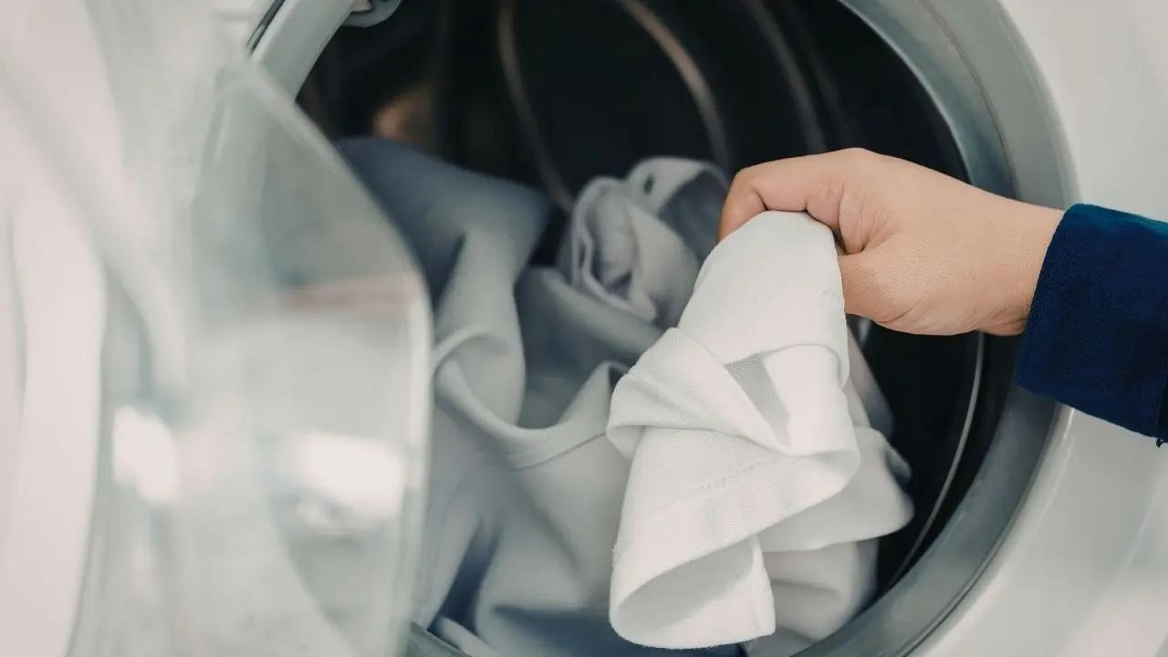 Temperatura ideal para lavar roupas brancas garante brilho